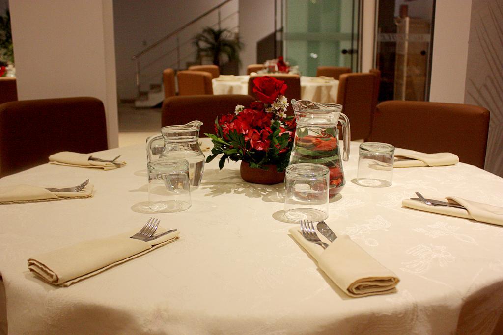 Mc Hotel Ика Екстериор снимка